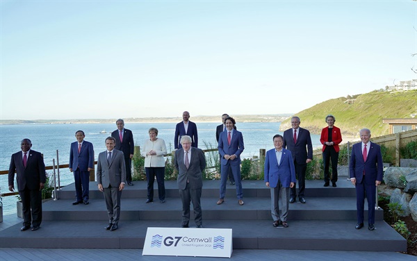 G7 정상회의 참석차 영국을 방문 중인 문재인 대통령이 12일(현지시간) 영국 콘월 카비스베이 양자회담장 앞에서 참가국 정상들과 기념사진을 촬영하고 있다. 앞줄 왼쪽부터 남아공 시릴 라마포사 대통령, 프랑스 에마뉘엘 마크롱 대통령, 영국 보리스 존슨 총리 , 문재인 대통령, 미국 조 바이든 미국 대통령. 두번째 줄 왼쪽부터 일본 스가 요시히데 총리, 독일 앙겔라 메르켈 총리, 캐나다 쥐스탱 트뤼도 총리, 호주 스콧 모리슨 총리. 세번째 줄 왼쪽부터 UN 안토니우 구테흐스 사무총장, 샤를 미셸 EU 정상회의 상임의장, 이탈리아 마리오 드라기 총리, 우르줄라 폰데어라이엔 EU 집행위원장.