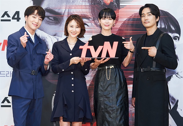 돌아온 '보이스4' 강승윤, 손은서 이하나, 송승헌 배우가 14일 오후 비대면으로 열린 tvN 새 금토드라마 <보이스4> 온라인 제작발표회에서 포즈를 취하고 있다. <보이스4>는 자신과 같은 능력인 초청력을 가진 살인마를 쫓는 112신고센터 골든타임팀 보이스 프로파일러와 타협을 불허하는 원칙주의 형사의 골든타임 공조를 그린 소리 추격 스릴러다. 18일 금요일 밤 10시 50분 첫 방송.