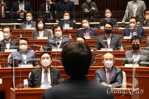  국민의힘 김기현 원내대표를 비롯한 의원들이 지난 14일 오후 서울 여의도 국회에서 열린 의원총회에서 이준석 대표의 발언을 듣고 있는 모습. 