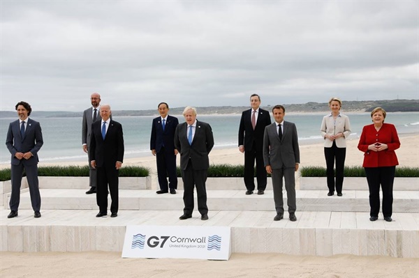 6월 11일(현지시간) 영국 콘월 해변에서 기념촬영을 하고 있는 G7 주요 7개국과 EU 정상들.