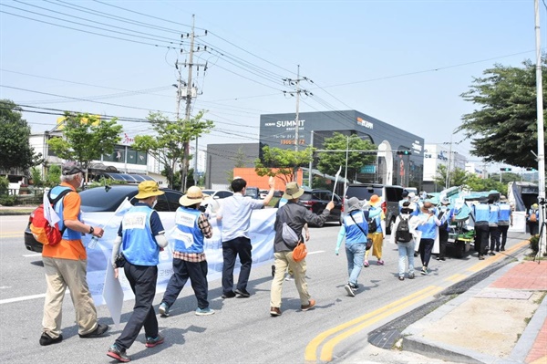 무더위 속 행진을 이어가는 참가자들