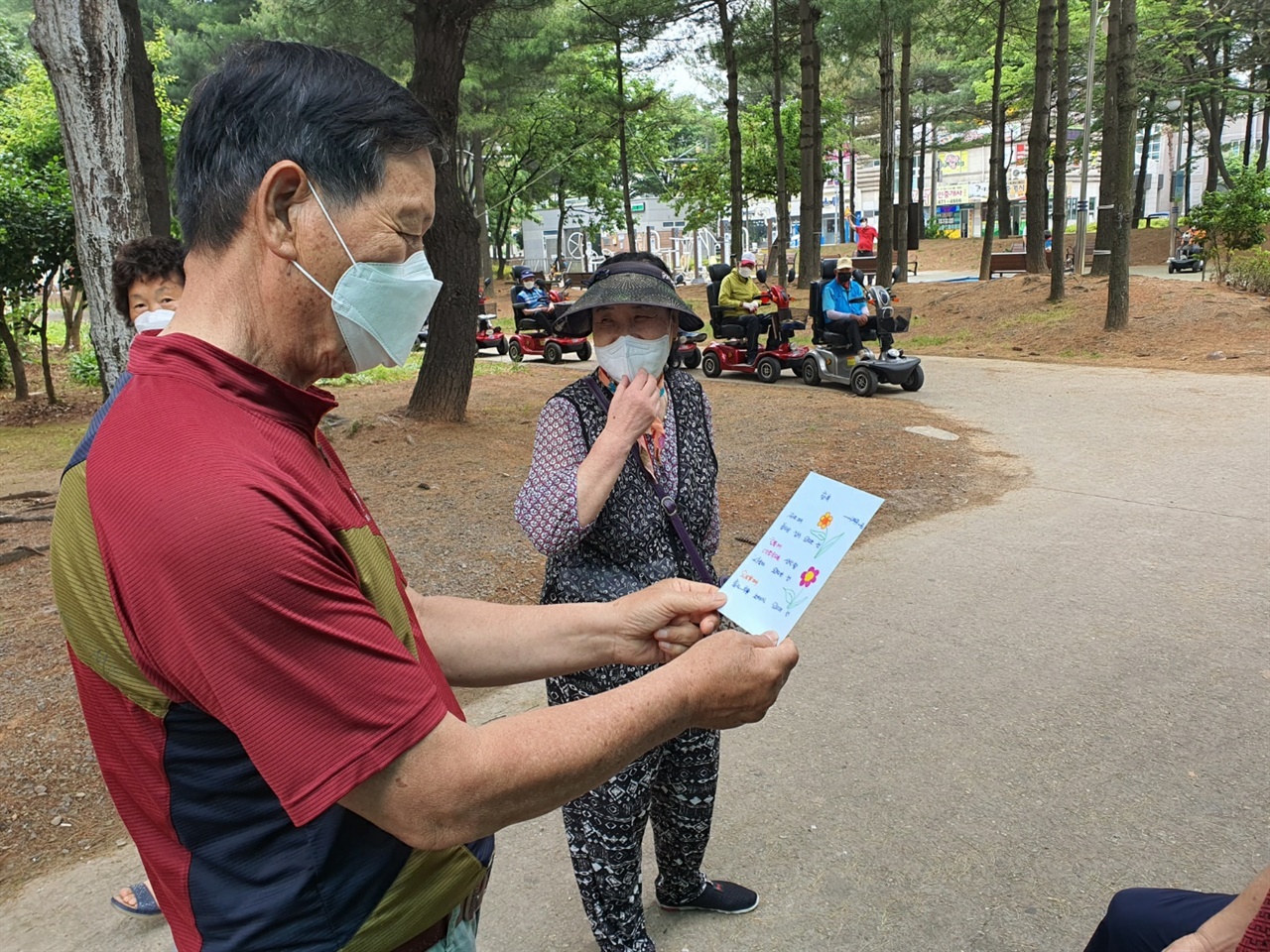 도시락보다 시 엽서에 관심을 보이면서 시를 읽어보고 계시는 어르신