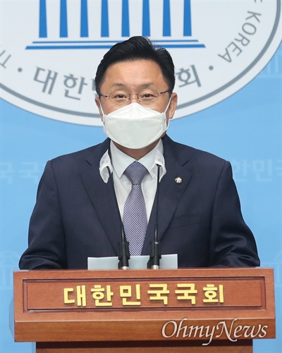 더불어민주당 최인호 의원이 15일 오전 서울 여의도 국회 소통관에서 권력 구조 개헌 제안 관련 기자회견을 하고 있다.