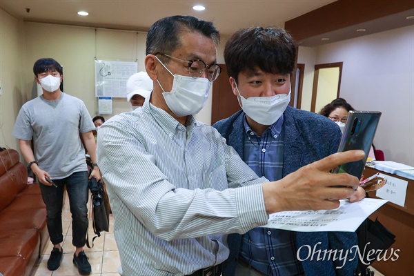 민방위 대원인 이준석 국민의힘 대표가 15일 오전 서울 노원구 한 병원에서 코로나19 백신(얀센)을 접종한 뒤 시민들의 요청으로 기념촬영을 하고 있다.
