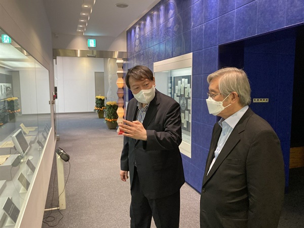 지난 11일 윤석열 전 검찰총장이 김성재 김대중평화센터 상임이사를 만나 김대중도서관을 둘러보고 있는 모습. 