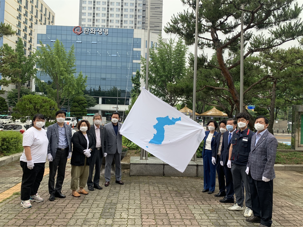 안산시의회 시의원들이 한반도기 게양식에 함께 하고 있다