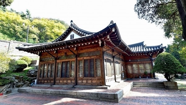  옛 송학동 시장관사 전경. 송학동 시장관사는 오래전에 송학장이라는 고급사교장으로 불리며, 한국을 대표하는 국악인들이 국악공연을 벌였다.