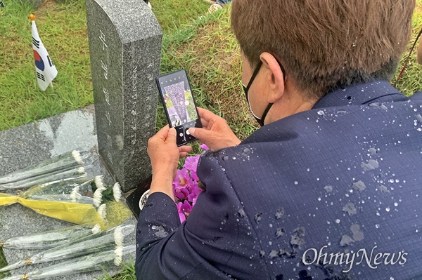 국립5.18민주묘지 '무명열사의 묘'에 묻혀 있다 41년 만에 신원이 확인된 신동남씨의 동생이 15일 형의 묘비에 적힌 묘지번호를 사진에 담고 있다. 