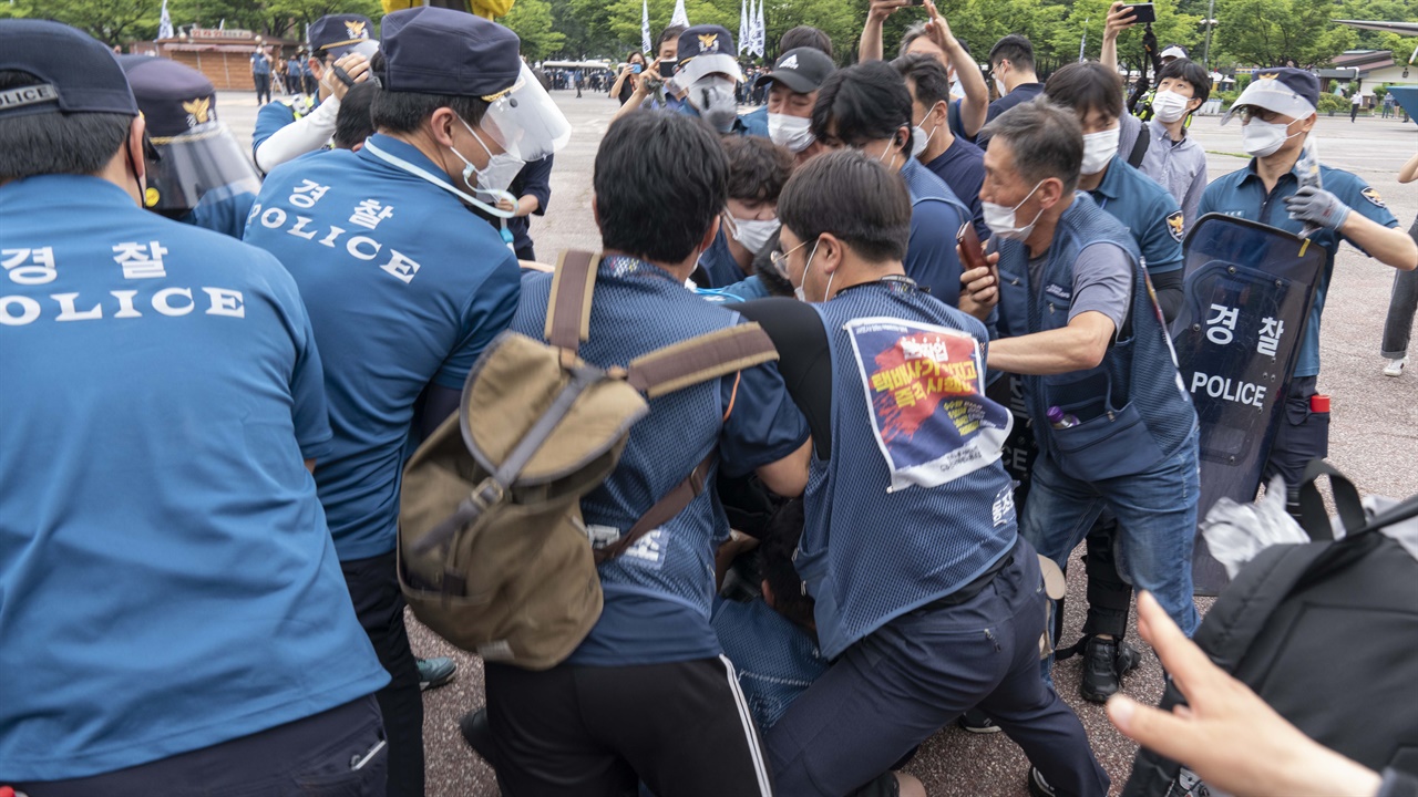 집회에서 사용할 음향기기를 택배노조원들이 여의도 광장으로 들여오자 이를 제지하려는 경찰과의 충돌이 발생했다.