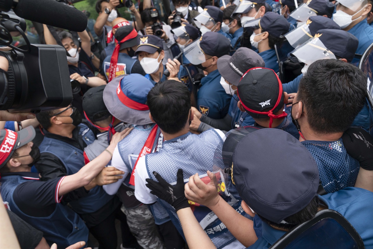 집회에서 사용할 음향기기를 택배노조원들이 여의도 광장으로 들여오자 이를 제지하려는 경찰과의 충돌이 발생했다.