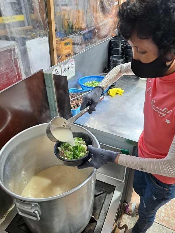 오직 한길, 피순대와 돼지국밥으로 전주 남부시장에서 37년을 지켜온 김순자씨다.