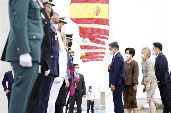 스페인을 국빈 방문한 문재인 대통령과 김정숙 여사가 15일(현지시간) 스페인 마드리드 바라하스 국제공항에 도착해 공군1호기에서 내리며 환영나온 관계자들과 인사를 나누고 있다.