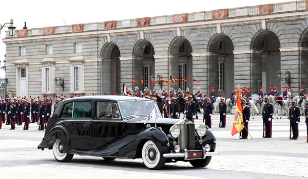 스페인을 국빈 방문 중인 문재인 대통령과 김정숙 여사가 15일(현지시간) 스페인 마드리드왕궁에서 열린 공식 환영식에 차량을 타고 참석하고 있다.