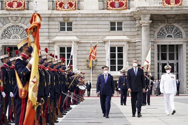스페인을 국빈 방문 중인 문재인 대통령이 15일(현지시간) 스페인 마드리드왕궁에서 열린 공식 환영식에 참석해 펠리페 6세 스페인 국왕과 함께 의장대 사열을 하고 있다.