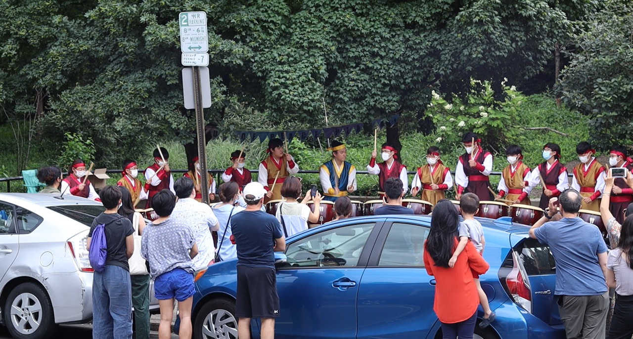 필라델피아에 평화마당 조각공원에 울려퍼지는 북소리 필라델피아 소녀상공원이 들어설 가로공원에서 한국 전통모듬북 공연이 펼쳐지고 퀸빌리주민들이 박수를 치고 있다. 