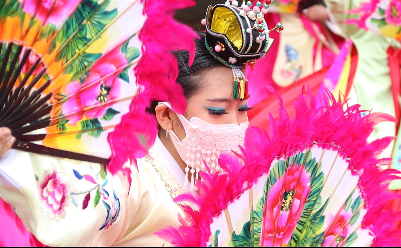 안녕! 퀸빌리지의 한국 '안녕! 퀸빌리지의 한국' 행사에서 한국 전통부채춤을 선보이는 남부뉴저지통합한국학교 무용팀. 한인소녀들의 부채춤이 퀸빌리지의 주민들을 매료시켰다. 