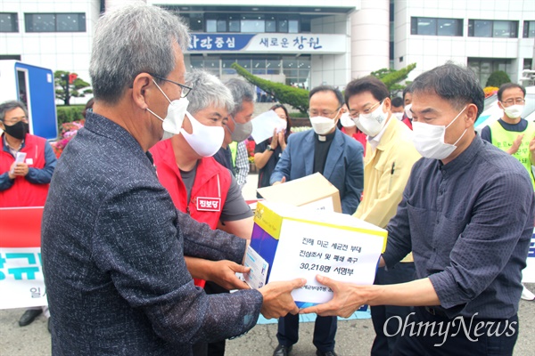 진해미군세균부대추방 경남운동본부는 16일 창원시청 앞에서 기자회견을 열어 "진해 세균부대는 반드시 추방되어야 한다"고 했고, 서명부를 창원시에 전달했다.