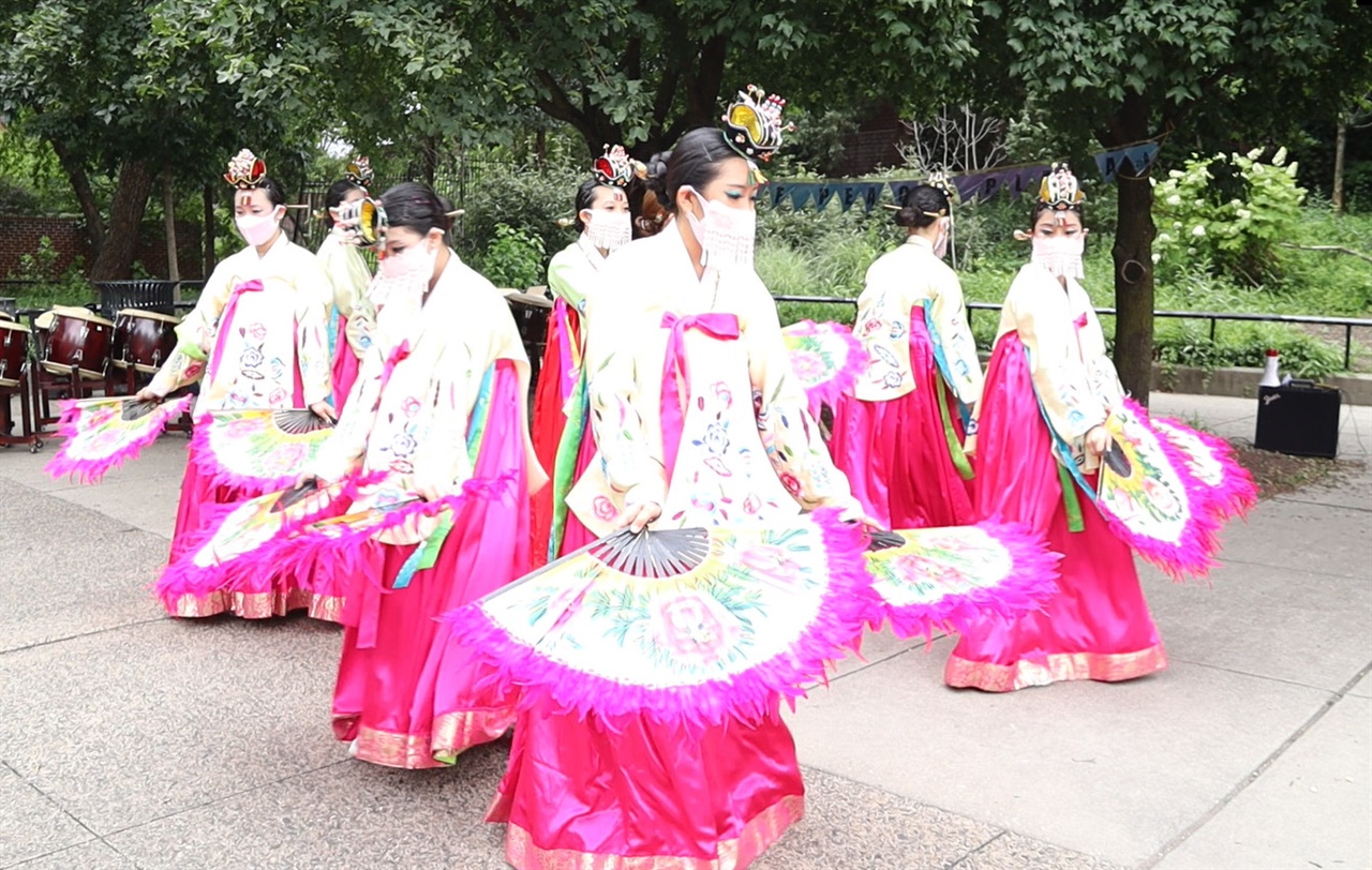 남부뉴저지통합한국학교 무용팀이 필라델피아 퀸빌리지 소녀상공원이 들어설 가로공원에서 열린 '안녕! 퀸빌리지의 한국' 행상에서 한국 전통부채춤을 선보이고 있다. 