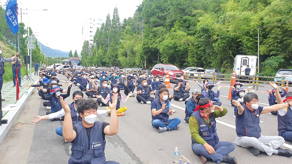 16일 사천 한국항공우주산업(KAI) 앞에서 열린 “지에이(GA)산업 위장폐업 철회, 생존권 사수, KAI 책임경영 촉구 결의대회”.