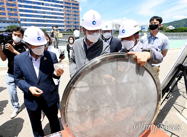 박남춘 인천시장이 6월 16일 부평정수장을 방문해 유충차단장치 매쉬망을 살펴보고 있다.
