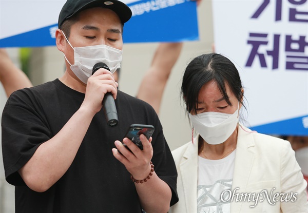 16일 경동건설 하청노동자인 고 정순규씨 추락사와 관련한 1심 선고가 부산지법 동부지원에서 열렸다. 판결 직후 입장을 밝히고 있는 유족과 노동시민사회단체.