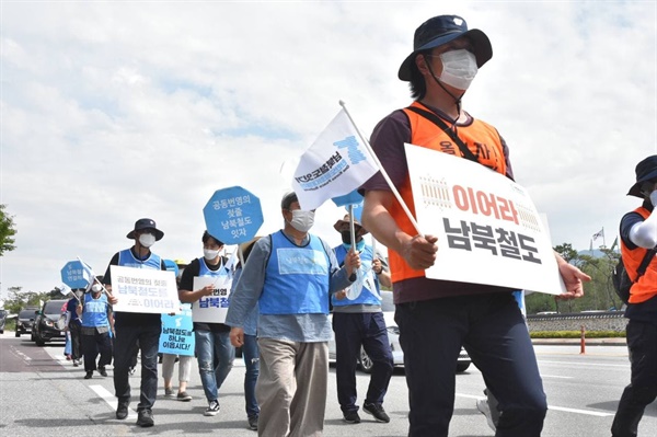 천안에 첫발을 내딛은 39일차 남북철도잇기 한반도평화대행진이 천안 시내를 지나고 있다.