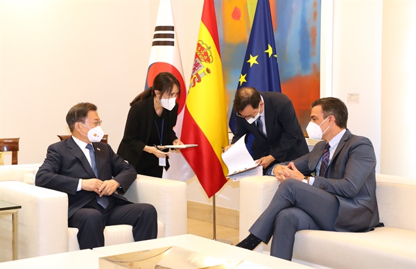스페인을 국빈 방문 중인 문재인 대통령이 16일(현지시간) 스페인 마드리드 몬클로아 총리궁에서 열린 총리와의 회담 및 협정 서명식에 참석, 페드로 산체스 총리와 환담하고 있다.