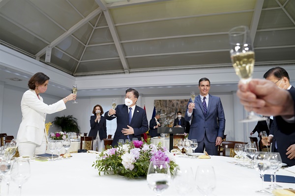 스페인을 국빈 방문 중인 문재인 대통령이 16일(현지시간) 스페인 마드리드 몬클로아 총리궁에서 열린 페드로 산체스 총리와의 오찬에 참석, 산체스 총리와 건배하고 있다.