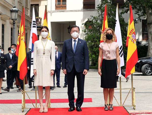 스페인을 국빈 방문 중인 문재인 대통령이 16일(현지시간) 스페인 마드리드 상원의사당을 방문해 욥 쿠엔카 상원의장(왼쪽), 메리첼 바텟 하원의장과 도열해 있다.