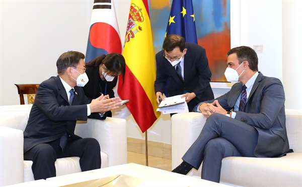 스페인을 국빈 방문 중인 문재인 대통령이 16일(현지시간) 스페인 마드리드 몬클로아 총리궁에서 열린 총리와의 회담 및 협정 서명식에 참석, 페드로 산체스 총리와 환담하고 있다. 
