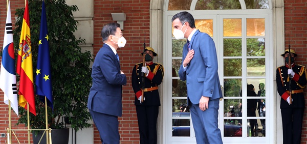 스페인을 국빈 방문 중인 문재인 대통령이 16일(현지시간) 스페인 마드리드 몬클로아 총리궁에서 열린 총리와의 회담 및 협정서명식에 참석, 페드로 산체스 총리와 인사하고 있다. 