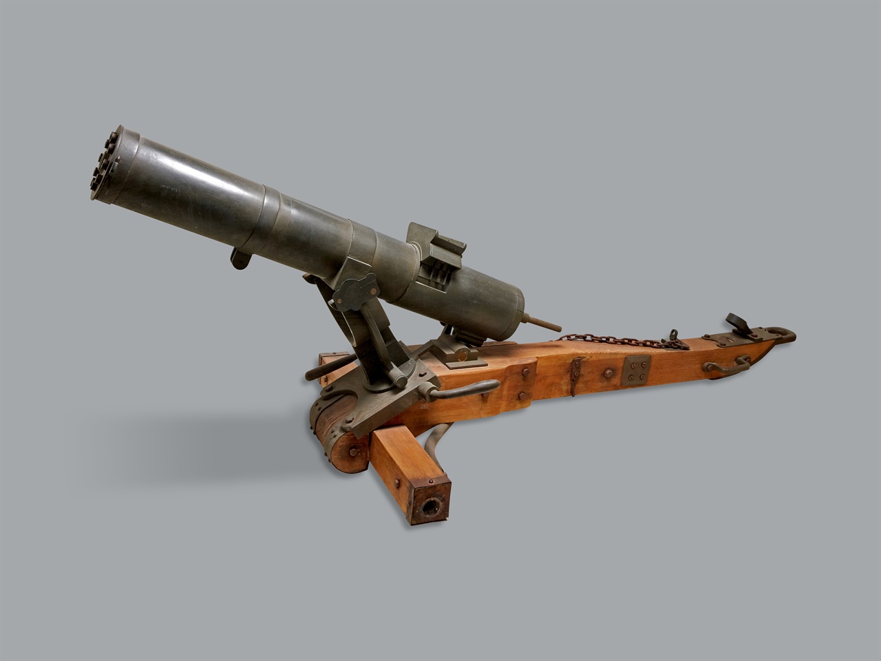 1894년 일본군이 공주 우금치 등지에서 동학농민혁명군 살상에 사용한 것으로 알려진 기관총. 미국 남북전쟁 당시 제작되어 사용된 것으로 알려져 있다.