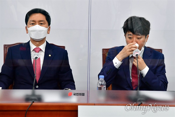 국민의힘 이준석 대표가 17일 오전 국회에서 열린 최고위원회의에서 물을 마시고 있다. 왼쪽은 김기현 원내대표.