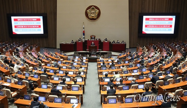  국민의힘 김기현 원내대표가 17일 서울 여의도 국회에서 열린 본회의에서 교섭단체 대표연설을 하고 있다. 