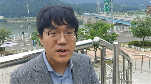 이승준 부경대 교수가 함안보에서의 '녹조 특강'이 끝난 뒤 인터뷰에 응하고 있다.