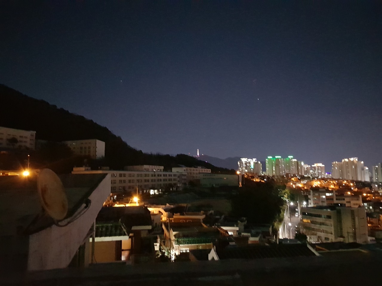 부산 진구 백양산 일대에 위치한 필자의 집 옥상에서 촬영한 야경