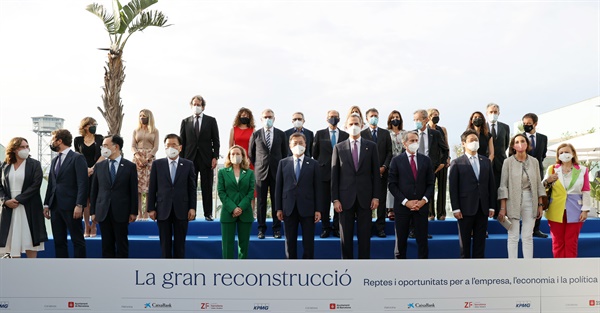 스페인을 국빈 방문 중인 문재인 대통령이 16일(현지시간) 스페인 바르셀로나 W호텔에서 열린 경제인협회 연례포럼에서 참석자들과 기념사진을 촬영하고 있다.