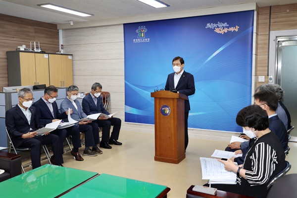김병우 충북교육감이 9일 '전면등교 준비기간' 운영과 관련 기자회견을 하고 있다. / 충북도교육청