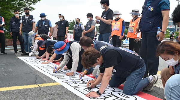 17일 오후 한국지엠 창원공장 앞에서 열린 “불법파견, 해고자 복직 문제해결을 위한 결의대회”.
