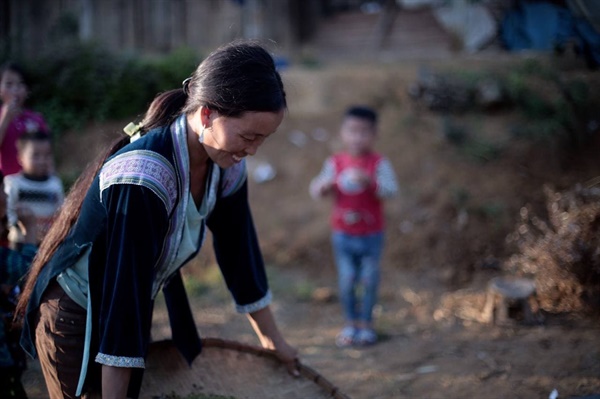 “비엣남과 중국 국경지방에 거주하는 화몽족, 고산지대 척박한 산간에 기대어 농사와 가내 수공업으로 삶을 꾸린다. 사진의 여성은 콩을 고르는 키질을 하고 있다.”