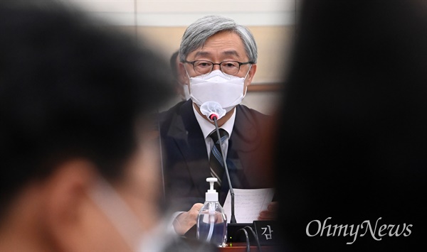 18일 서울 여의도 국회에서 열린 법제사법위원회에서 최재형 감사원장이 의원들의 질의에 답하고 있다.