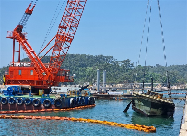 지난 3월 화마가 덮치면서 침몰했던 충남 태안군 근흥면 안흥외항 화재선박 23척에 대한 인양사업이 모두 마무리됐다. 사진은 지난 4일 인양하고 있는 모습.