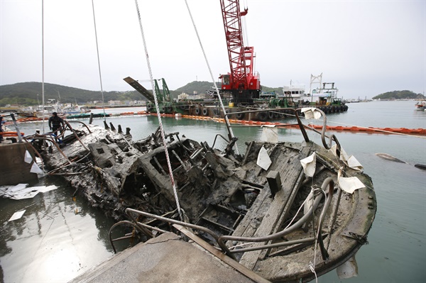 지난 3월 화마가 덮치면서 침몰했던 충남 태안군 근흥면 안흥외항 화재선박 23척에 대한 인양사업이 모두 마무리됐다. 사진은 침몰됐다가 건져올린 어선의 처참한 모습.