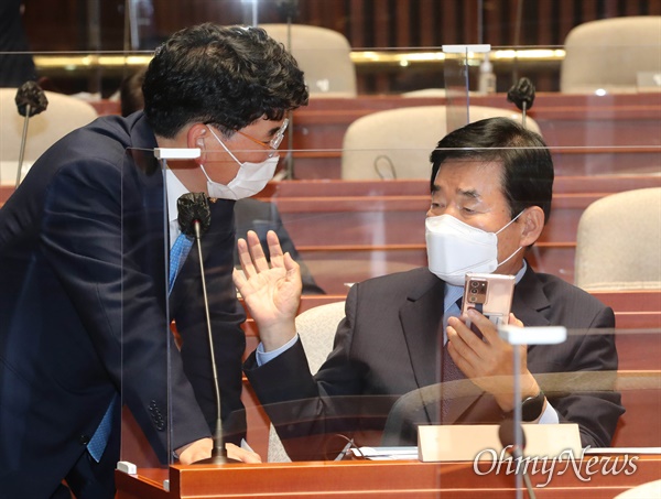6월 18일 오후 서울 여의도 국회에서 열린 더불어민주당 의원총회에서 김진표의원과 박완주 의원이 회의에 앞서 이야기를 하고 있다.