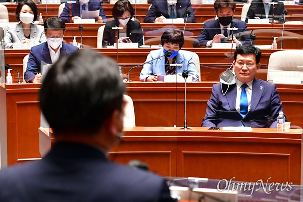 18일 오후 국회에서 열린 더불어민주당 부동산 세제 논의를 위한 정책 의원총회에서 윤호중 원내대표의 발언을 송영길 대표가 경청하고 있다. 