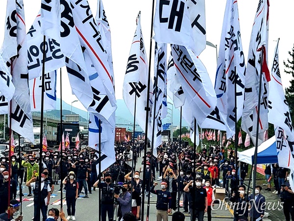 화물연대는 18일 오후 부산신항 삼거리에서 '경고파업 집회'를 벌였다.