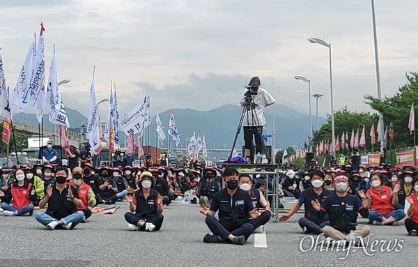  화물연대는 18일 오후 부산신항 삼거리에서 '경고파업 집회'를 벌였다.