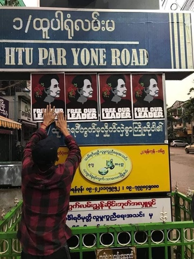 미얀마 시민들이 아웅산 수지 전 고문의 석방을 촉구하는 포스터를 붙이고 있다.