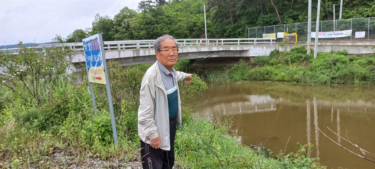 숙부들이 학살된 태안군 소원면 신덕리 해안(당시는 바닷가) 현장에 선 정낙관.