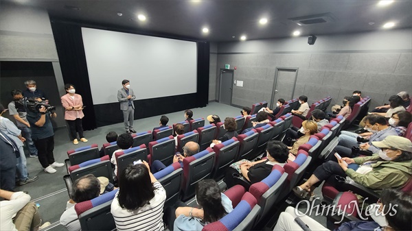  대전 동구 낭월동 산내학살사건의 아품을 다룬 다큐멘터리 '무저갱(끝을 헤아릴 수 없는 죽음의 수렁 2020)' 시사회가 19일 오후 대전기독교연합봉사회관 씨네인디U에서 열렸다. 사진은 영화상영 후 인사말을 하고 있는 더불어민주당 장철민(대전 동구) 국회의원.